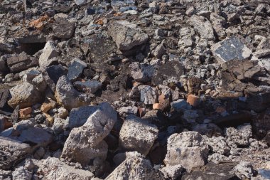 Yıkılan binanın dokusu. Yerdeki beton parçaları. Kazakistan'da yıkılan fabrika.
