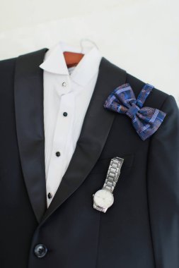 Damat için düğün elbisesi. Düğün için siyah smokin. Kazakistan'da Kazak düğünü.