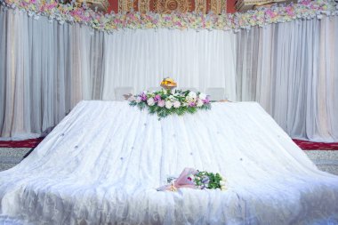 Tatil masasında taze çiçekler. Düğün kutlamasına kayıt. Parlak çiçek buketi