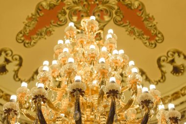 Restoranda kristal avize. Odada kocaman bir avize var. Kolye tavan Lambası