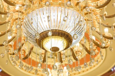 Restoranda kristal avize. Odada kocaman bir avize var. Kolye tavan Lambası