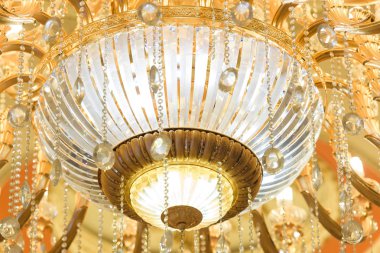 Restoranda kristal avize. Odada kocaman bir avize var. Kolye tavan Lambası