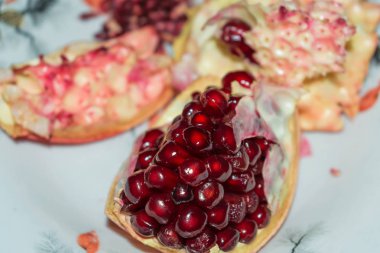 Masada kırmızı nar var. Kırmızı nar meyveleri. Dilimlenmiş Nar