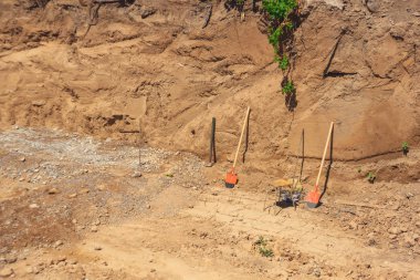 Çukurun kazısı. Yere kürek. Bir ev inşa etmek için Çukur