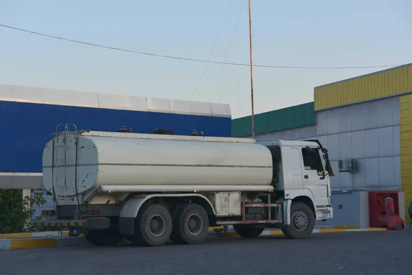 Transporte Productos Petrolíferos Camión Blanco Está Fondo Llenando Camión Grande —  Fotos de Stock