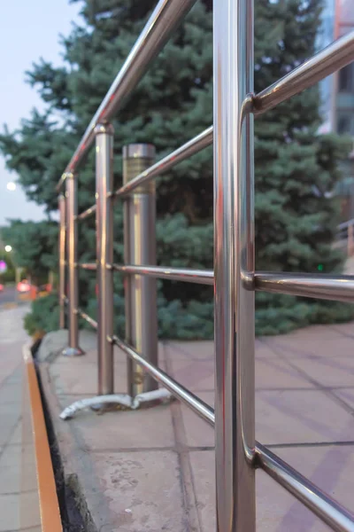 Metallzäune Für Fußgänger Stahlzaun Für Behinderte Metallkonstruktion Von Rohren — Stockfoto