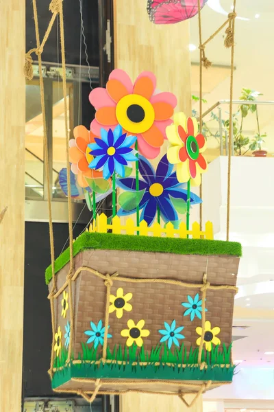 Декоративні Квіти Картону Оздоблення Будівлі Квітами Штучний Кошик Паперовими Квітами — стокове фото