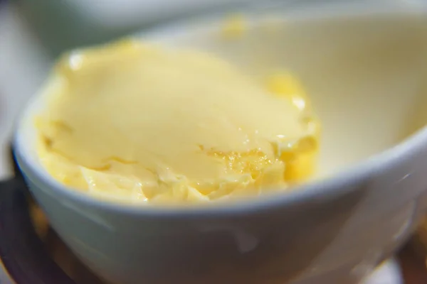 Mantequilla Una Taza Blanca Mantequilla Amarilla Para Desayuno Mantequilla Descongelada —  Fotos de Stock