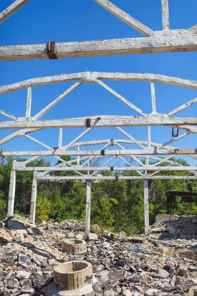 Yıkılmış bina. Yerdeki beton parçaları. Kazakistan'da yok edilmiş bir bitki. İnşaat malzemeleri tasarımı yağmalandı