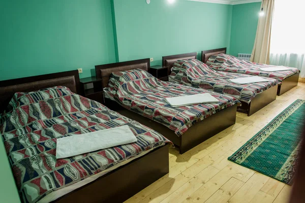 Hostal Con Camas Viviendas Baratas Kazajstán Habitación Hotel Con Camas — Foto de Stock