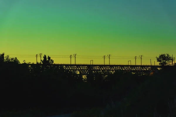 Eisenbahnbrücke Kasachstan Güterzug Bei Sonnenuntergang Eisenbahnfrachtverkehr Zentralasien Brückenbauwerk — Stockfoto