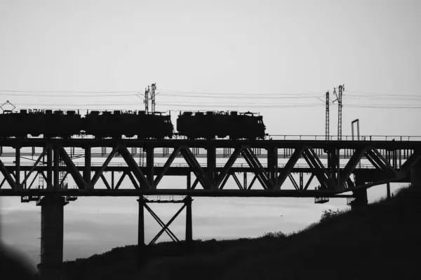 Σιδηροδρομική Γέφυρα Στο Καζακστάν Τρένο Στο Ηλιοβασίλεμα Σιδηροδρομικές Μεταφορές Φορτίου — Φωτογραφία Αρχείου