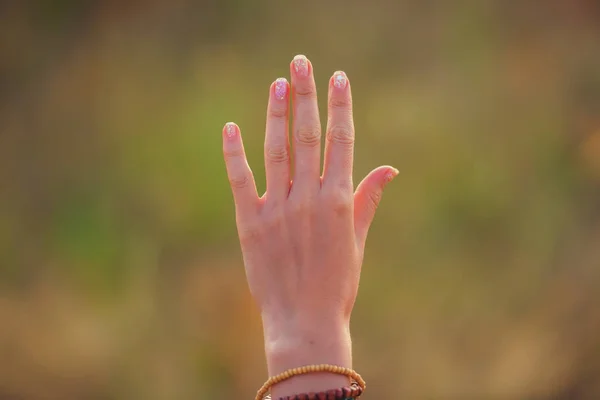 Χέρι Του Κοριτσιού Στο Φόντο Των Πράσινων Λιβαδιών Εξωτερική Αναψυχή — Φωτογραφία Αρχείου