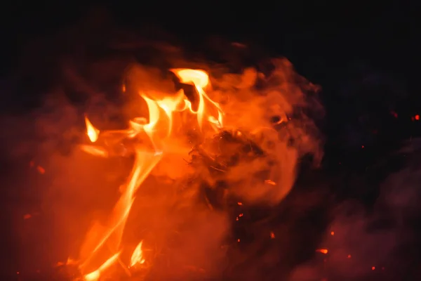 Brandend Vuur Nachts Grote Oranje Vlam Rook Rood Hete Kolen — Stockfoto