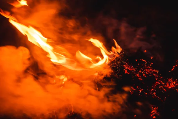 Brandend Vuur Nachts Grote Oranje Vlam Rook Rood Hete Kolen — Stockfoto