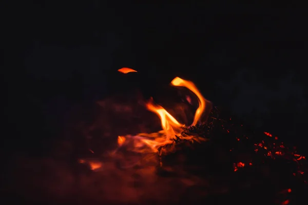 Égő Tüzet Éjjel Nagy Narancs Láng Füst Piros Forró Parazsat — Stock Fotó
