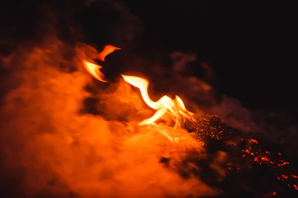 Geceleri Yanan Ateş Büyük Turuncu Alev Duman Alevler Içinde Kırmızı — Stok fotoğraf