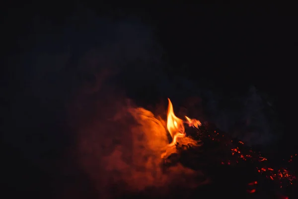 夜间着火 大橙色火焰和烟雾 火焰中着火的红煤 哈萨克斯坦的户外休闲活动 — 图库照片