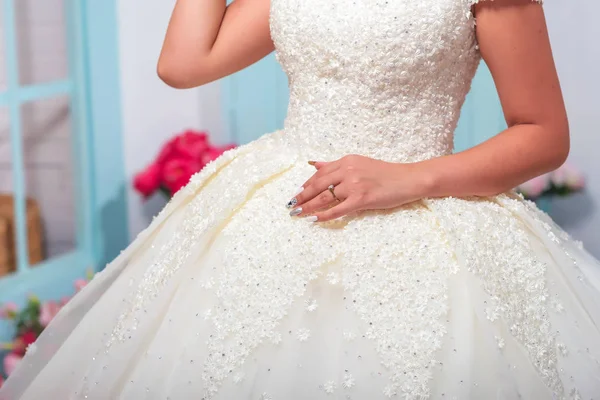 Une Fille Dans Une Robe Mariée Blanche Décorée Pierres Séance — Photo