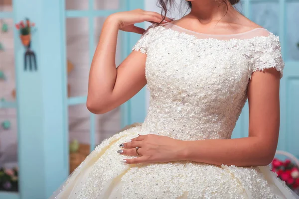 Ein Mädchen Einem Weißen Hochzeitskleid Das Mit Steinen Verziert Ist — Stockfoto