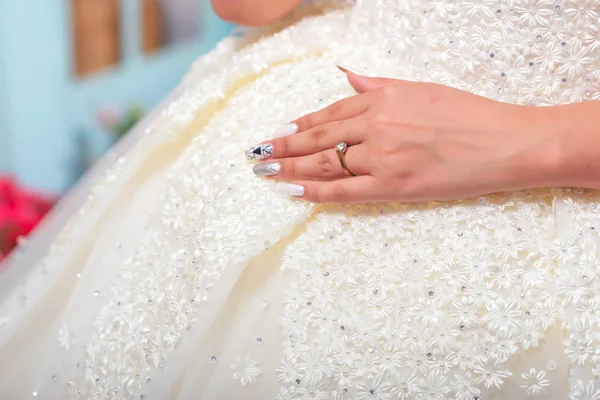 Uma Menina Vestido Noiva Branco Decorado Com Pedras Fotografia Casamento — Fotografia de Stock