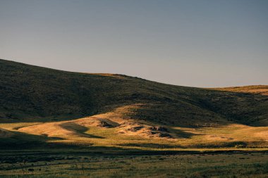 Kazakistan 'ın güneyindeki Borolday Nehri vadisi. Orta Asya 'daki tepe manzarası. Kazakistan 'ın bozkırlarındaki Borolday nehri..