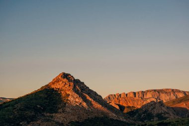 Kazakistan'ın güneyinde Boraldai güzel dağlar. Çimkent'teki dağ rezervi Boraldai. Batan güneşin arkadan aydınlatmalı dağları