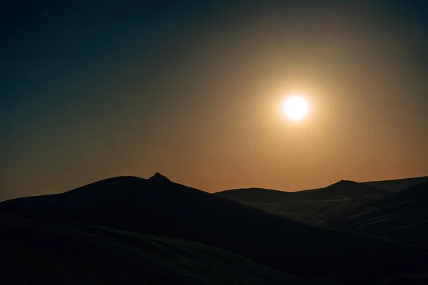 太阳落在山的轮廓后面 日落在山区 — 图库照片