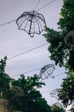 Kazakistan'da Arbat dekoratif şemsiye. Caddedeki şemsiyelerin parlak siluetleri. Çimkent'te bir yaya caddesinde dekor elemanları