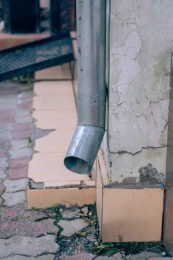Metal yağmur oluğu. Çatıdan eski su drenajı. Su için demir boru.