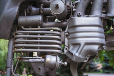Mekanizmaların metal yapısı. Soyut metal dişliler ve arka plan parçaları. Motosiklet motorunun bahçe heykeli.