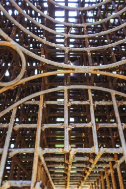 Metal inşaat ağı yakın çekim. Soyut metal boru arka planı. Metal kapaktan bahçe heykeli