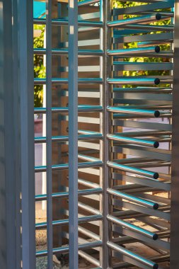 Metal inşaat ağı yakın çekim. Soyut metal boru arka planı. Metal kapaktan bahçe heykeli