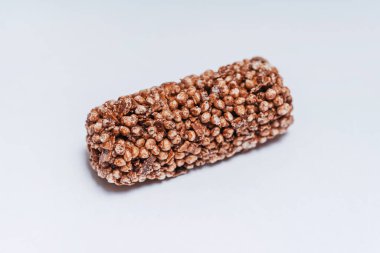 Beyaz arka planda çikolatalar. Kakaolu ev yapımı bar. Enerji protein çubuğu vejetaryen diyetini kapat.