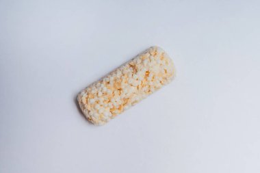 Protein pirinç yulaf çubukları beyaz bir tabakta. Ev yapımı enerji çikolataları. Protein çubuğu vejetaryen diyeti. Yakın plan.