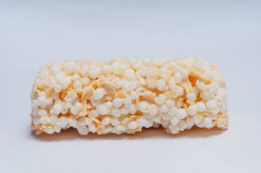 Protein pirinç yulaf çubukları beyaz bir tabakta. Ev yapımı enerji çikolataları. Protein çubuğu vejetaryen diyeti. Yakın plan.