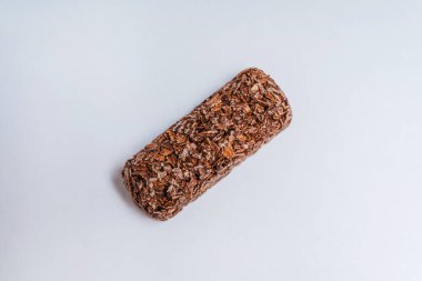 Beyaz arka planda çikolatalar. Kakaolu ev yapımı bar. Enerji protein çubuğu vejetaryen diyetini kapat.