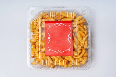 Beyaz arka plan görünümlü plastik şeffaf kutularda Chak-chak ulusal Tatar kurabiyeleri. Ev yapımı Bashkir kurabiyeleri. Çaya tatlı hamur işleri at.