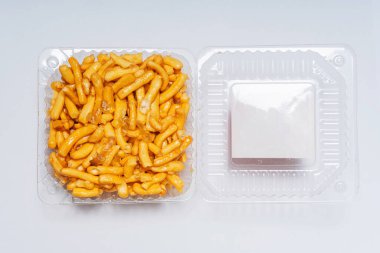 Beyaz arka plan görünümlü plastik şeffaf kutularda Chak-chak ulusal Tatar kurabiyeleri. Ev yapımı Bashkir kurabiyeleri. Çaya tatlı hamur işleri at.