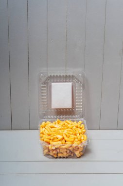 Beyaz arka planda plastik şeffaf kutularda Chak-chak ulusal Tatar kurabiyeleri. Ev yapımı Bashkir kurabiyeleri. Çaya tatlı hamur işleri at.