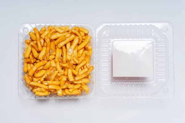 Chak Chak国家鞑靼饼干在塑料透明盒白色背景顶部视图 自制的巴什基尔饼干查克把甜糕点当茶吃 — 图库照片