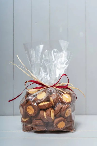 Kekse Einer Durchsichtigen Tüte Auf Weißem Hintergrund Hausgemachte Lebkuchen Paket — Stockfoto