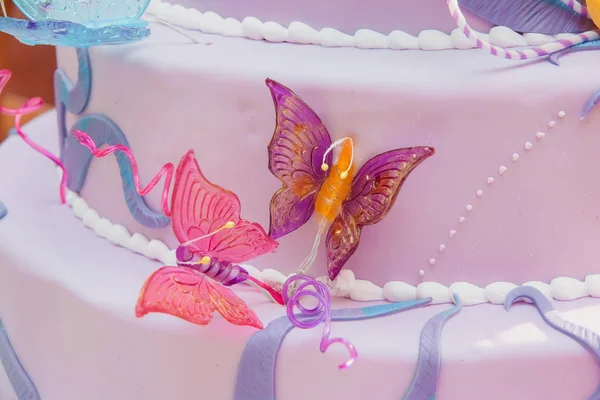Gateau De Trois Etages En Glacure Violette Decoration De Gateau Papillons Multicolores De Glacure Roses Violettes Et Jaunes Du Mastic Douces Patisseries Dessert Creatif Plaque Stock Photo