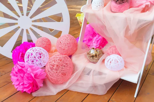 Anniversaire Fille 16 Ans Des Bonbons Douces Patisseries Zone Photo Anniversaire Evenement Bouquet De Fleurs Cookies Dans Des Bocaux En Verre Chaise Blanche Boules Decoratives De Fil Symbole Naturel Stock Photo