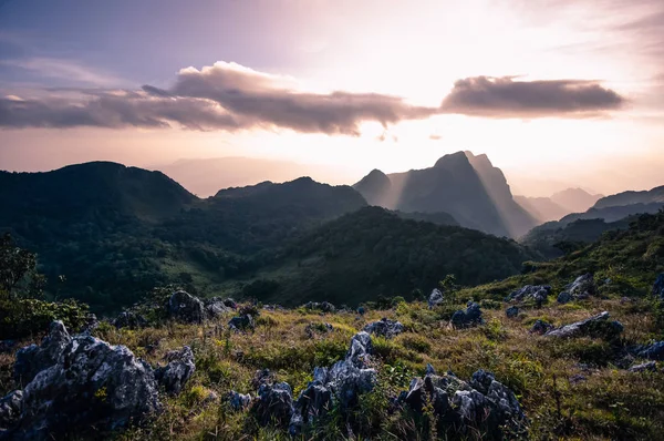 Güzel dağlar gökyüzü günbatımı sırasında. Doğa Tayland