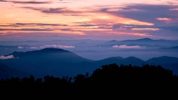 siluet veya dağ gökyüzü günbatımı ve alacakaranlık sırasında tabakası