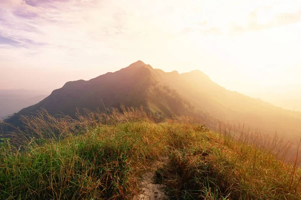 dağ ve gün batımı sırasında güneş ışığı