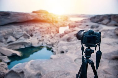 Gün batımı veya gün doğumu sırasında görüntü çekmek için tripod üzerinde kurulum kamera
