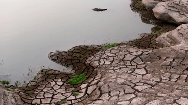 Yaz aylarında kuru toprak çatlama , yağmursuz