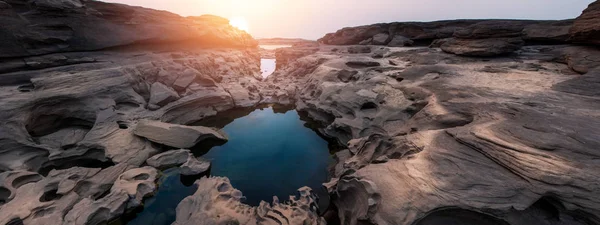Gün batımı veya gün doğumu sırasında Panorama Kanyon görünümü